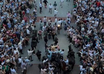 Por favor, devuelvan a las puertas grandes su esencia