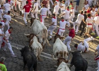 Fuente Ymbro inaugura con limpieza los encierros de San Fermín, que echó algún ‘capotillo’ en una veloz carrera