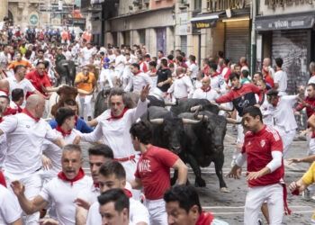 Los toros de Miura ‘vuelan’ por las calles de Pamplona, arrollando pero sin dejar corneados en el séptimo encierro