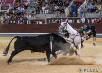 Dura noche de rejoneo en Las Ventas: tres caballos corneados; vuelta al ruedo de Paco Velásquez e Iván Magro