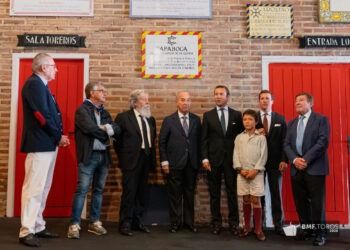 Vista Alegre y la afición de Bilbao homenajea a «Tapaboca», de La Quinta, primer toro indultado en la historia de la plaza