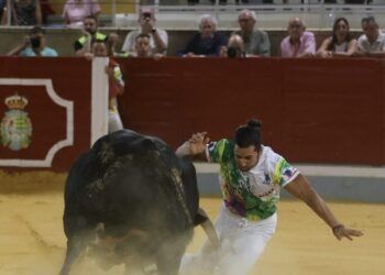 “Triki” se alza campeón con los toros de Monteviejo en Villaseca de la Sagra; Luis Cámara, corneado e intervenido en la enfermería