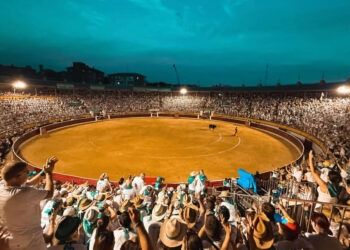 VÍDEO | El eclipse total, en plena corrida de toros: así toreó Roca Rey en Huesca bajo la oscuridad