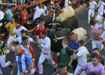 Peligroso y accidentado el quinto encierro con toros de La Castilleja en San Sebastián de los Reyes: mucha tensión tras formarse una montonera de corredores en la entrada a la plaza