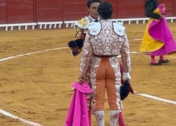 VÍDEO | Así fue el aplaudido brindis de Roca Rey a Morante, un año después del encontronazo entre ambos, en El Puerto de Santa María