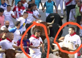 VÍDEO | «La mejor carrera del encierro»: una doble carrera con dos toros de Hermanos Tardieu en la calle Real