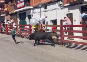 Gravísima cornada a un hombre en el encierro de Navalcarnero; trasladado al hospital en helicóptero tras ser operado
