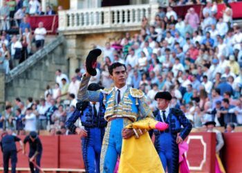 VÍDEO | Ignacio Garibay y Manuel Domínguez, en la tarde de su debut, sobresalen en el arranque de la Feria de San Miguel en Sevilla