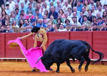 VÍDEO | Un petardo estrepitoso de Garcigrande arruina la última tarde de la Feria de San Miguel en Sevilla con la expectación desbordada por Morante