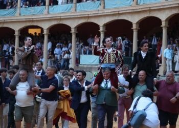 Juan Ortega borda el toreo en el regreso de la Goyesca de Ronda; tres orejas y a hombros junto a Diego Ventura y Manzanares