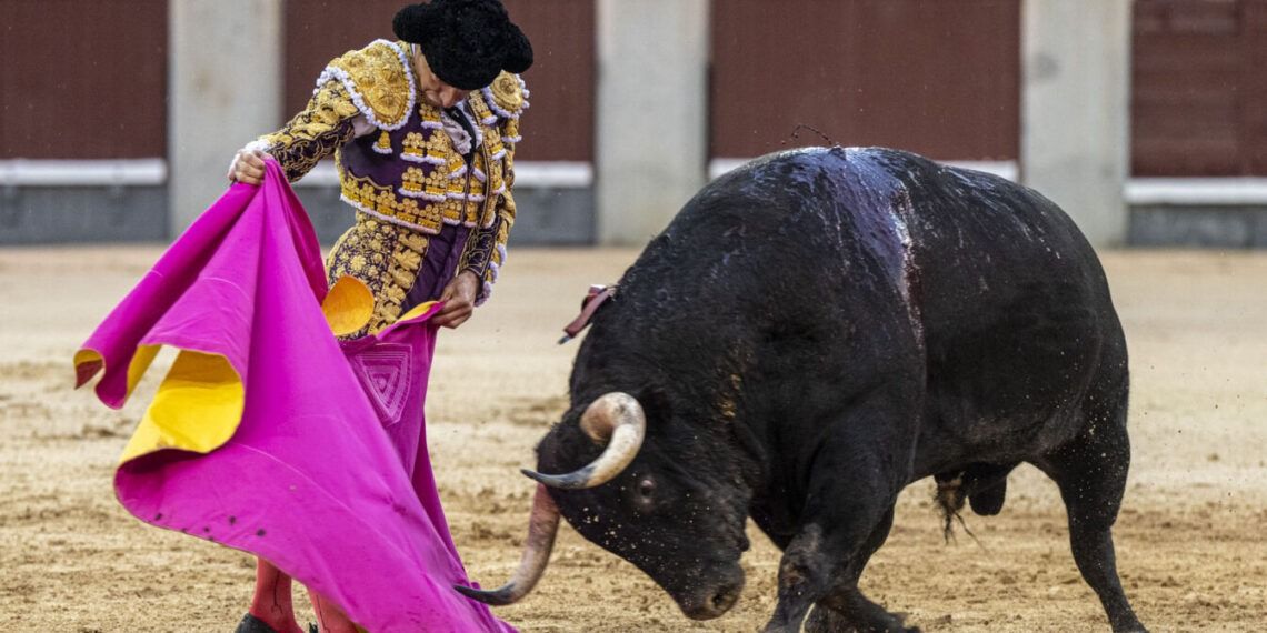 El toreo de Urdiales brilla bajo la lluvia en Madrid; ovación para Parejo, que se libró de la tragedia