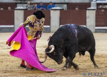 El toreo de Urdiales brilla bajo la lluvia en Madrid; ovación para Parejo, que se libró de la tragedia