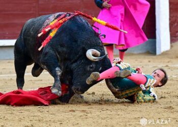 Román sufre una fuerte cogida en el cuarto toro de Adolfo Martín en Las Ventas; sale a matar al sexto tras pasar a la enfermería