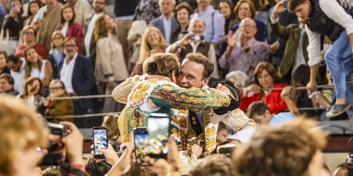 VÍDEO | Así fue la emotiva salida a hombros de Antonio Ferrera y Román en Las Ventas: ambos logran su segunda puerta grande este año en Madrid